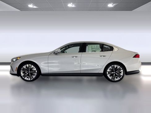 Used 2026 BMW 530i w/ Premium Package image 2