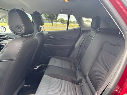Used 2025 Chevrolet Trax LT w/ LT Convenience Package FWD image 24