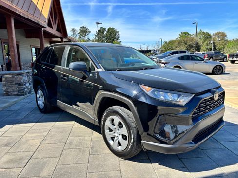 Used 2022 Toyota RAV4 LE image 3