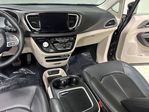 Used 2024 Chrysler Pacifica Touring-L FWD image 24