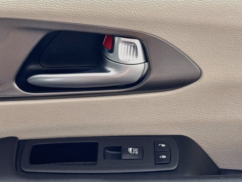 Used 2024 Chrysler Pacifica Touring-L FWD image 28