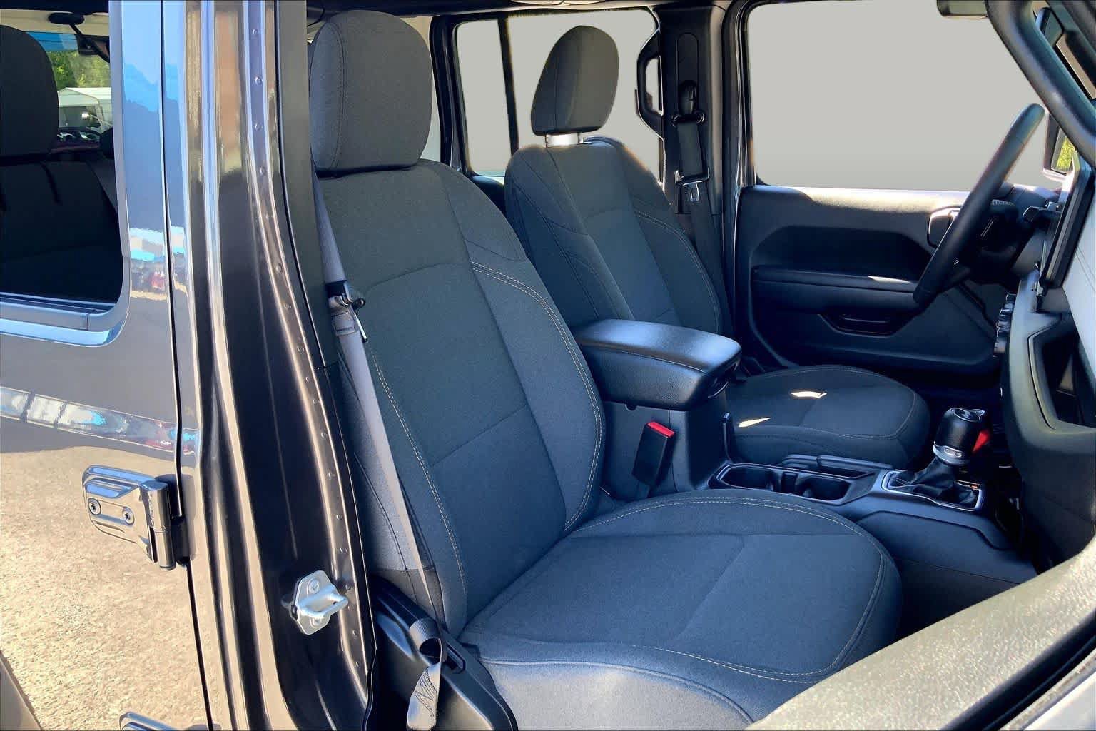 Used 2024 Jeep Wrangler Unlimited w/ Convenience Group AWD/4WD image 9