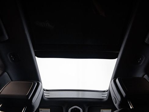 Certified 2026 Porsche Macan AWD/4WD image 30