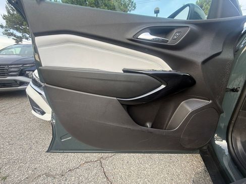 Used 2025 Chevrolet Trax LT w/ LT Convenience Package image 18