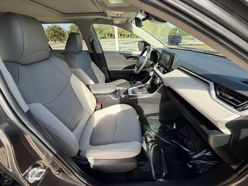 Used 2021 Toyota RAV4 XLE Premium image 35