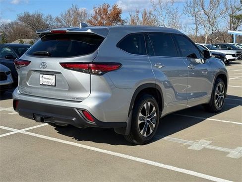 Used 2022 Toyota Highlander XLE image 3