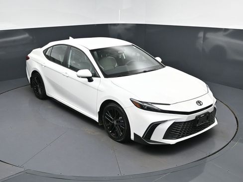 Used 2025 Toyota Camry SE w/ Convenience Package image 1