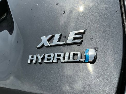 Used 2022 Toyota RAV4 XLE Premium image 25