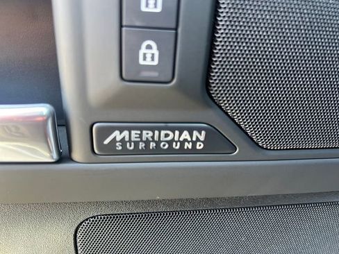 Used 2025 Land Rover Defender 110 X-Dynamic SE image 34