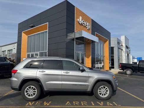 Used 2019 Jeep Grand Cherokee Laredo image 1