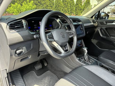 Used 2023 Volkswagen Tiguan SE FWD image 22
