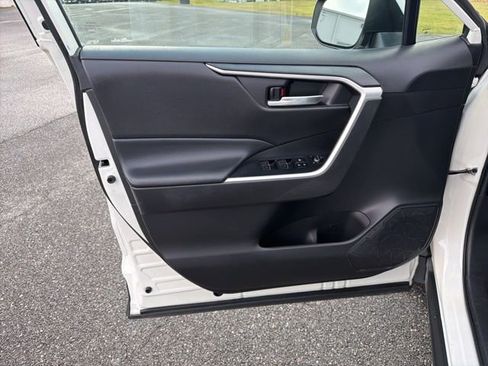 Used 2022 Toyota RAV4 XLE Premium image 11