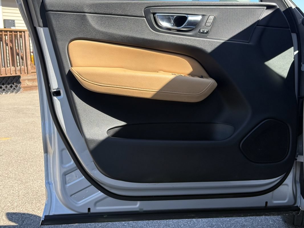 Used 2019 Volvo XC60 T6 Momentum w/ Premium Package AWD/4WD image 29