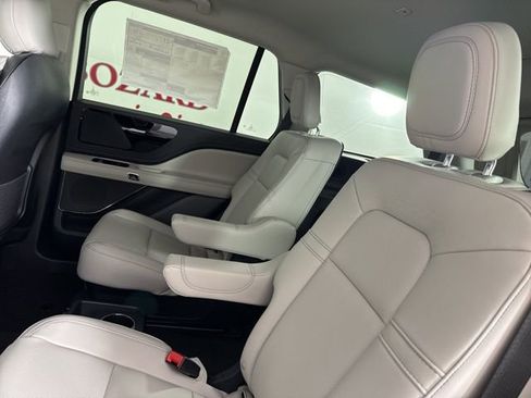 New 2026 Lincoln Aviator Premiere image 17