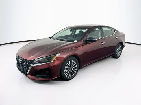 Used 2025 Nissan Altima 2.5 SV FWD image 3