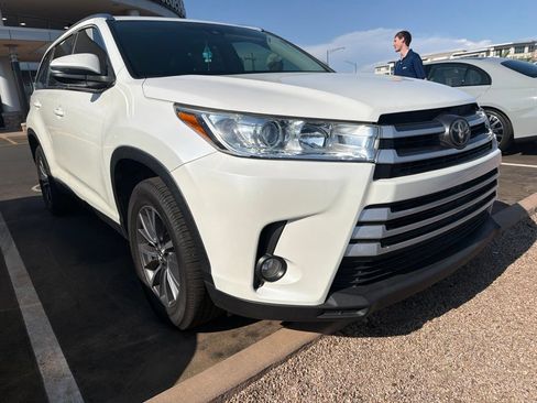 Used 2019 Toyota Highlander XLE FWD image 3