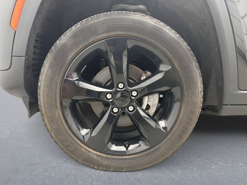 Used 2023 Jeep Grand Cherokee Altitude AWD/4WD image 25