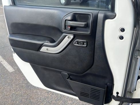 Used 2014 Jeep Wrangler Unlimited Rubicon AWD/4WD image 11