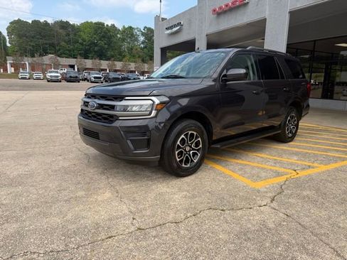 Used 2024 Ford Expedition XLT RWD image 4