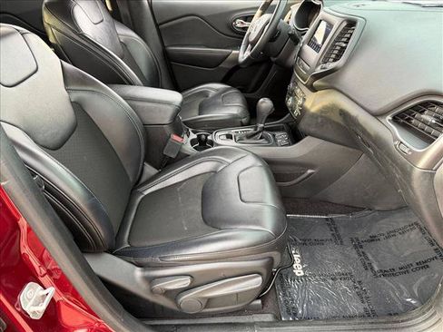 Used 2019 Jeep Cherokee Latitude Plus w/ Comfort/Convenience Group FWD image 20