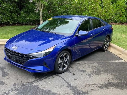 Used 2023 Hyundai Elantra SEL w/ Convenience Package FWD image 3