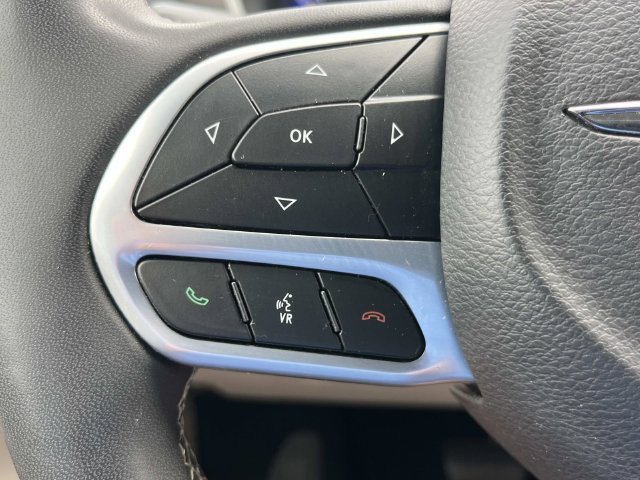Used 2023 Chrysler Pacifica Touring-L FWD image 33