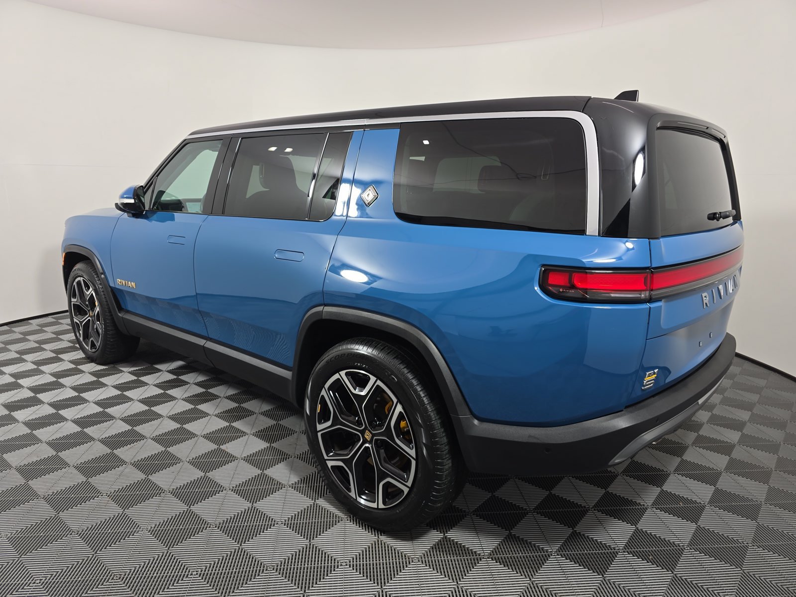 Used 2023 Rivian R1S Launch Edition Quad AWD/4WD image 3
