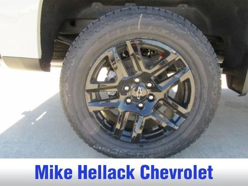 New 2026 Chevrolet Silverado 1500 Custom Trail Boss w/ LPO, Dark Essentials Package AWD/4WD image 9