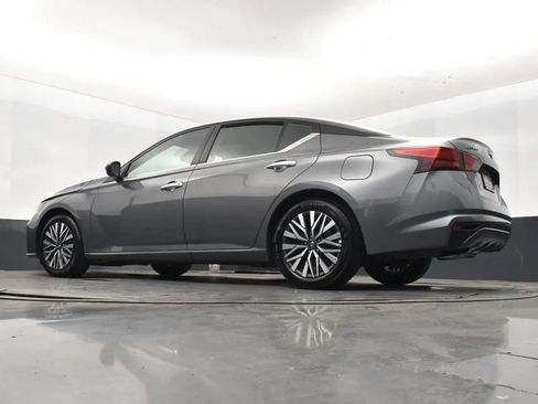 Used 2025 Nissan Altima 2.5 SV FWD image 12