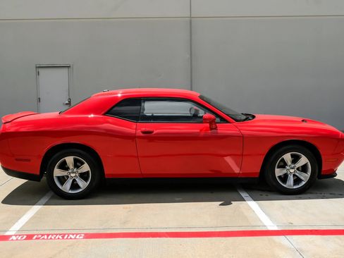 Used 2018 Dodge Challenger SXT RWD image 3
