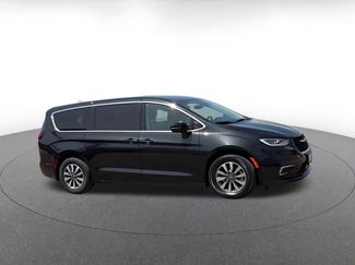 Used 2023 Chrysler Pacifica Touring-L video 2