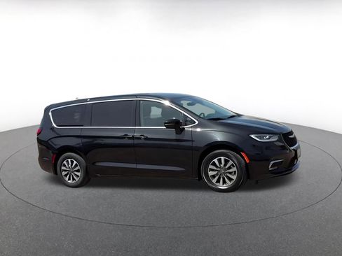 Used 2023 Chrysler Pacifica Touring-L image 2