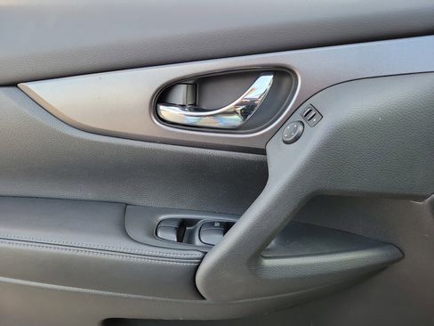 Used 2016 Nissan Rogue SV w/ SV Premium Package image 18