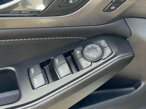 Used 2023 Chevrolet Traverse Premier FWD image 18