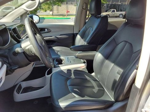 Used 2024 Chrysler Pacifica Touring-L FWD image 21