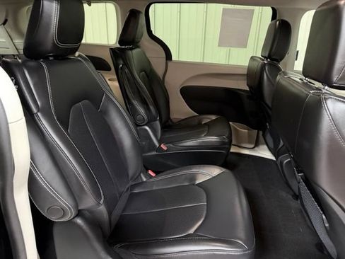 Used 2023 Chrysler Pacifica Touring-L FWD image 27