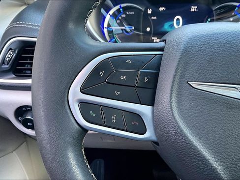 Used 2023 Chrysler Pacifica Touring-L FWD image 12