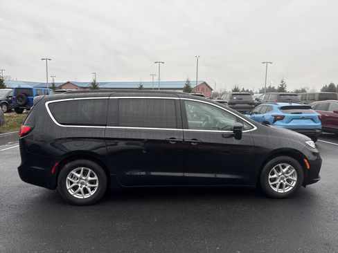 Used 2022 Chrysler Pacifica Touring-L image 9