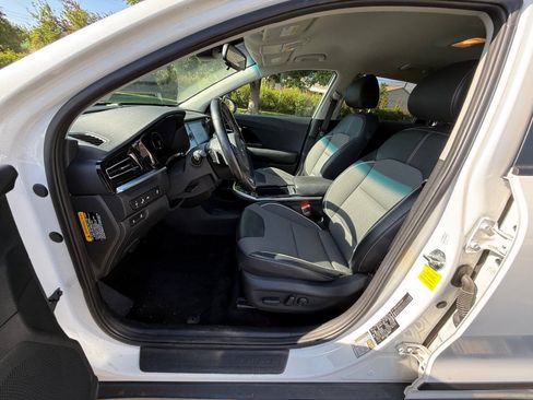 Used 2020 Kia Niro EX w/ Cold Weather Package FWD image 10
