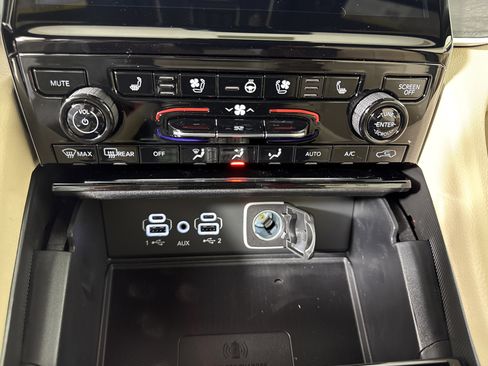 New 2025 Jeep Grand Cherokee Limited w/ Luxury Tech Group II image 17