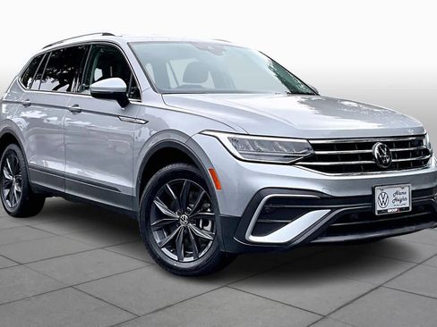 Used 2022 Volkswagen Tiguan SE image 2