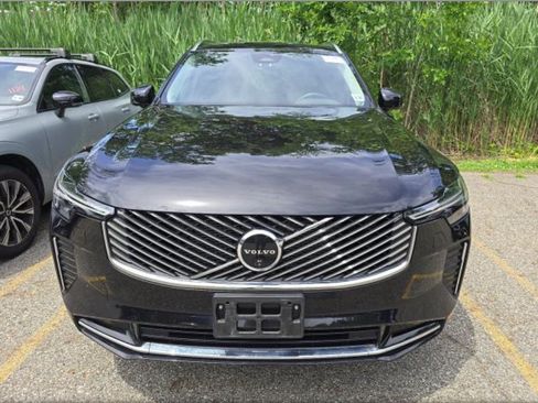 Used 2025 Volvo XC90 B5 Plus AWD/4WD image 2