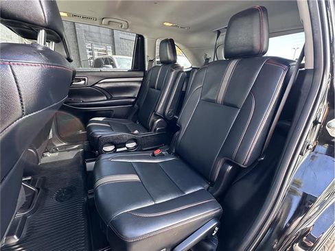 Used 2019 Toyota Highlander SE w/ Nightshade Edition AWD/4WD image 16
