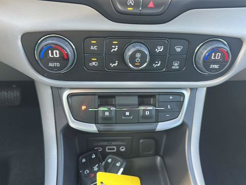 Used 2024 GMC Terrain SLT w/ Tech Package image 15