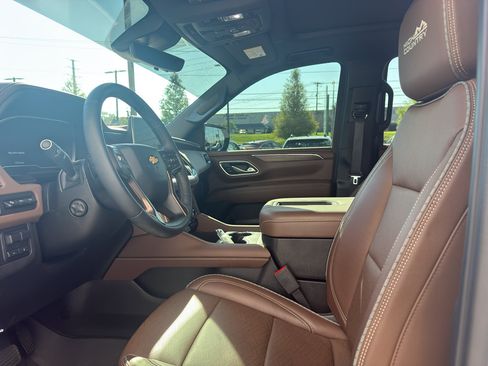 Used 2023 Chevrolet Suburban High Country AWD/4WD image 9