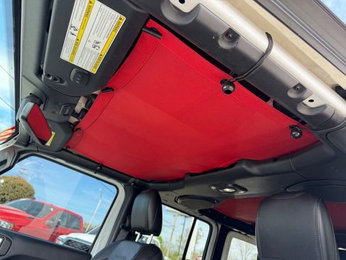 Used 2018 Jeep Wrangler Unlimited Sahara image 29