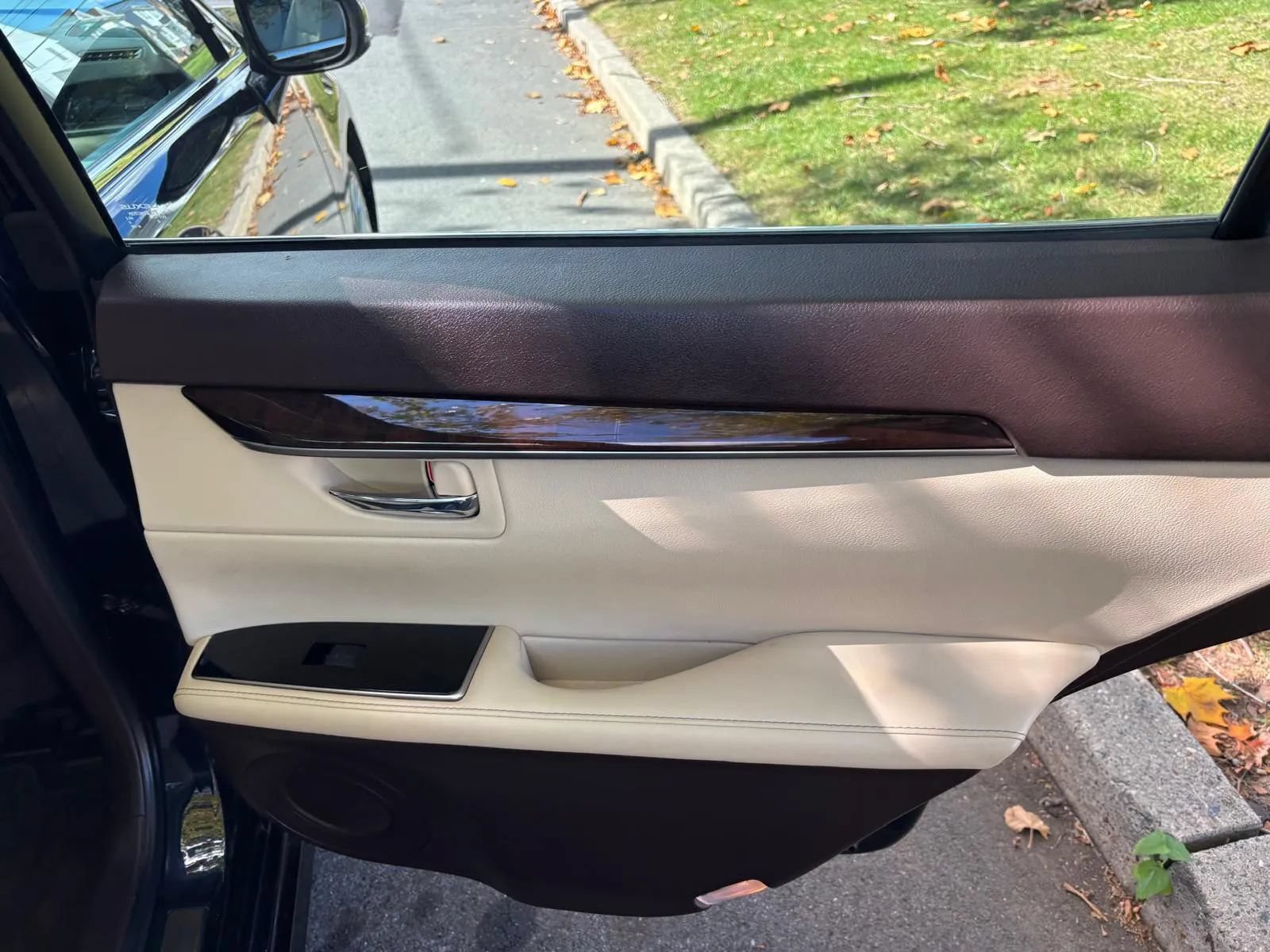 Used 2016 Lexus ES 350 w/ Luxury Package w/Wood Trim FWD image 26