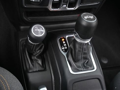 Used 2025 Jeep Wrangler Unlimited Sahara AWD/4WD image 25