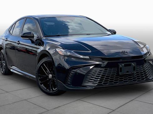 Used 2025 Toyota Camry SE FWD image 3