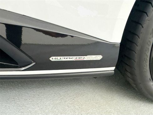 Used 2020 Lamborghini Huracan EVO image 25